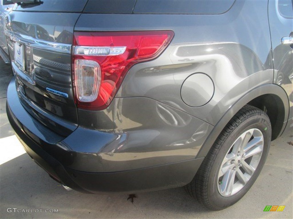 2015 Explorer XLT - Magnetic / Charcoal Black photo #6