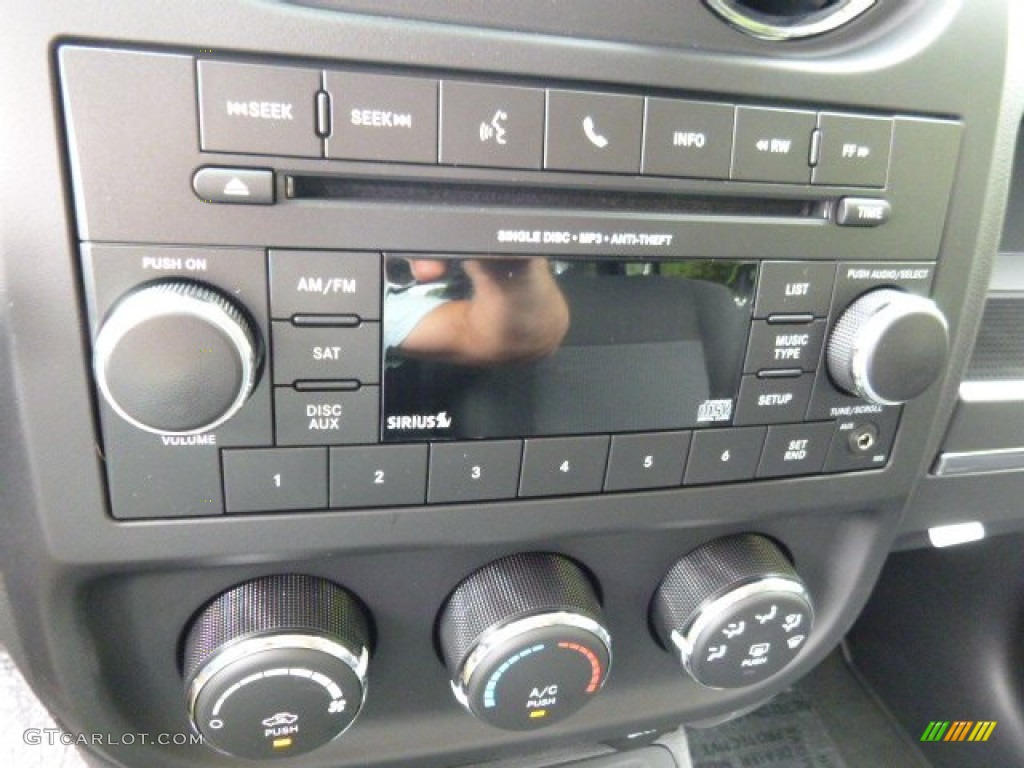 2016 Jeep Patriot Latitude 4x4 Controls Photo #106565065