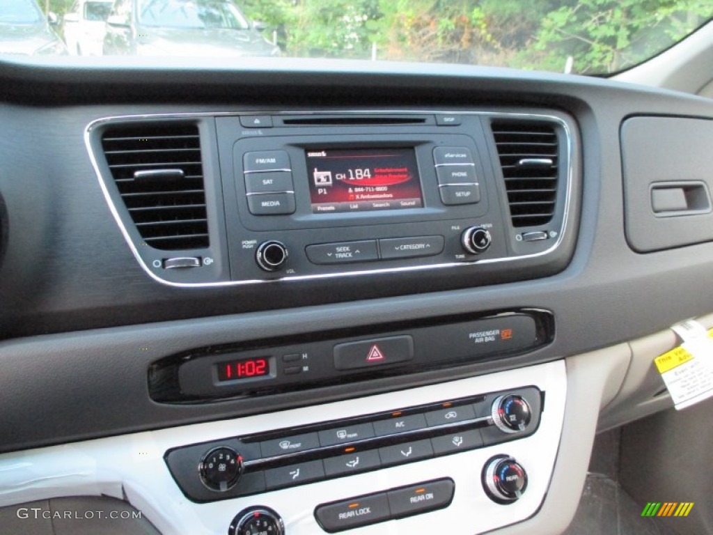 2016 Kia Sedona LX Controls Photo #106574168