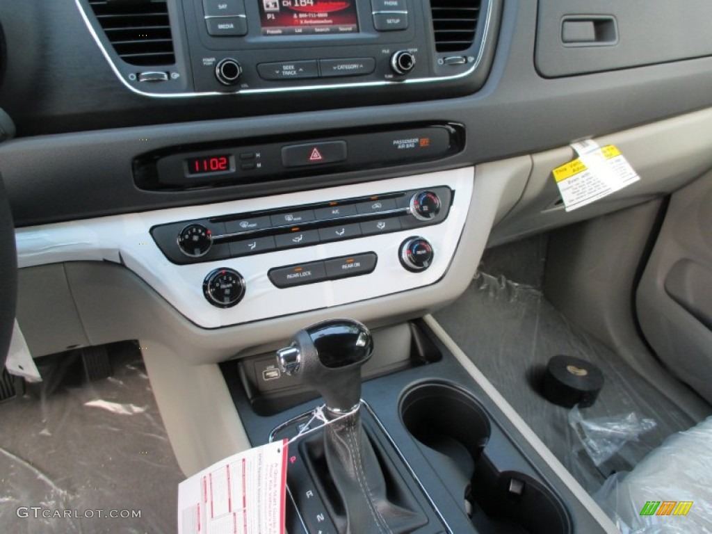 2016 Kia Sedona LX Controls Photo #106574194