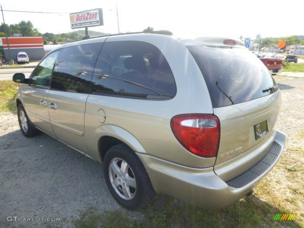 2005 Grand Caravan SXT - Linen Gold Metallic / Dark Khaki/Light Graystone photo #4