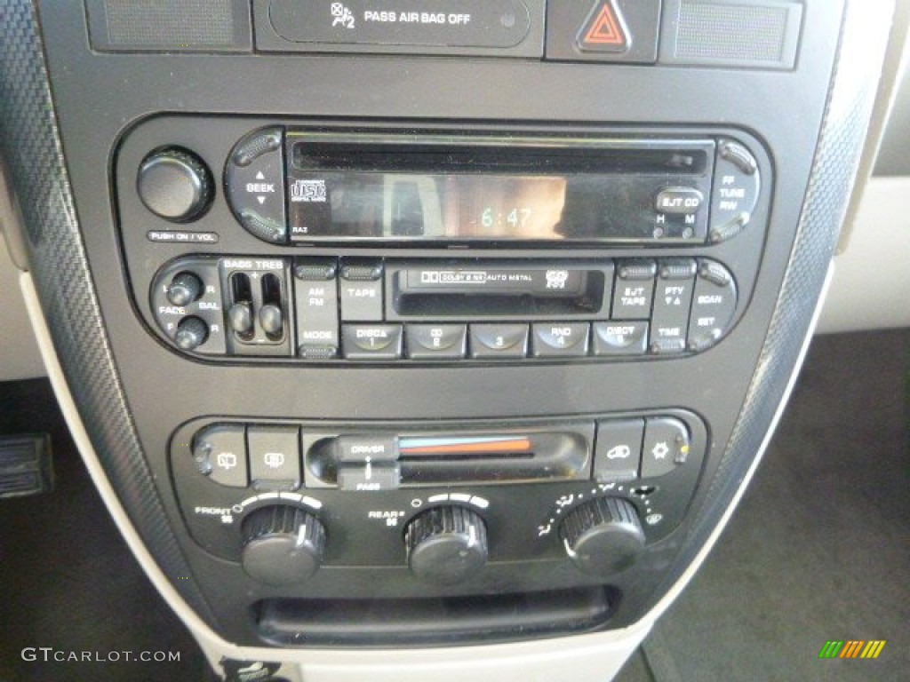 2005 Grand Caravan SXT - Linen Gold Metallic / Dark Khaki/Light Graystone photo #16