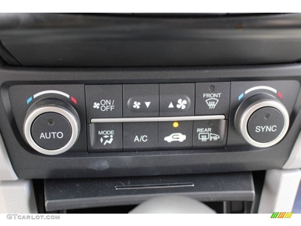 2016 Acura ILX Technology Controls Photo #106609586