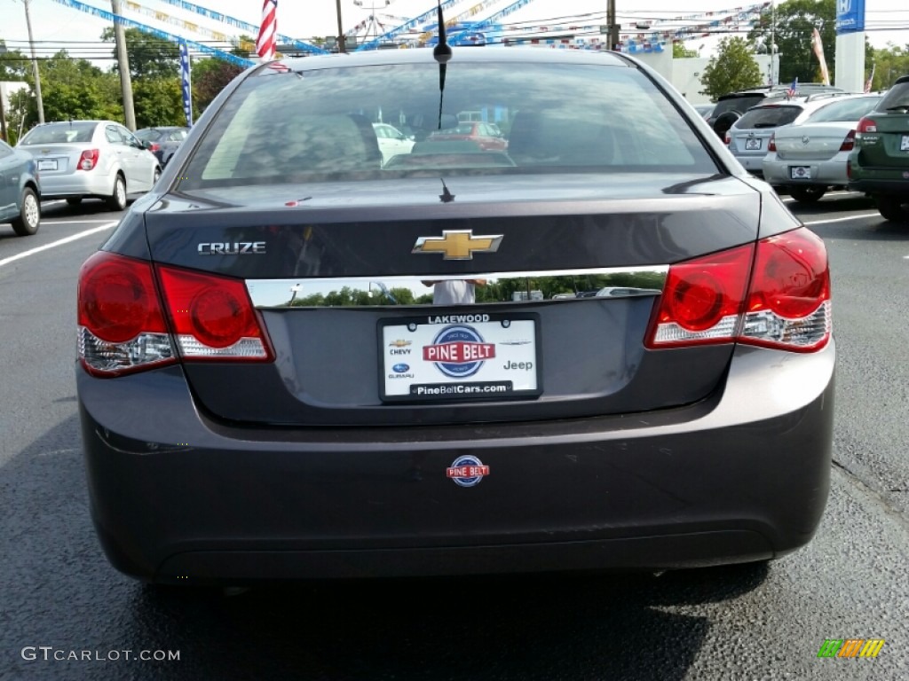 2011 Cruze LS - Taupe Gray Metallic / Jet Black/Medium Titanium photo #7