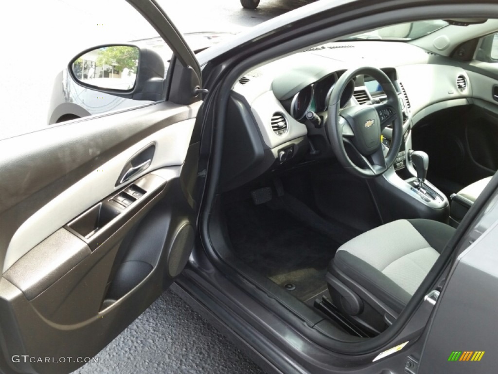 2011 Cruze LS - Taupe Gray Metallic / Jet Black/Medium Titanium photo #16