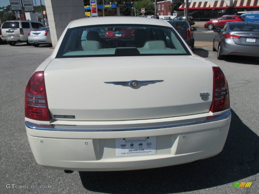 2005 300 C HEMI - Cool Vanilla / Dark Slate Gray/Light Graystone photo #5