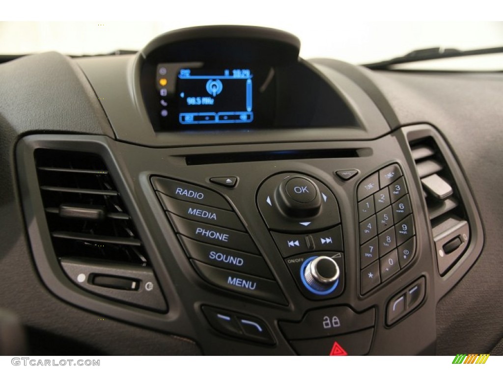 2014 Ford Fiesta SE Sedan Controls Photos