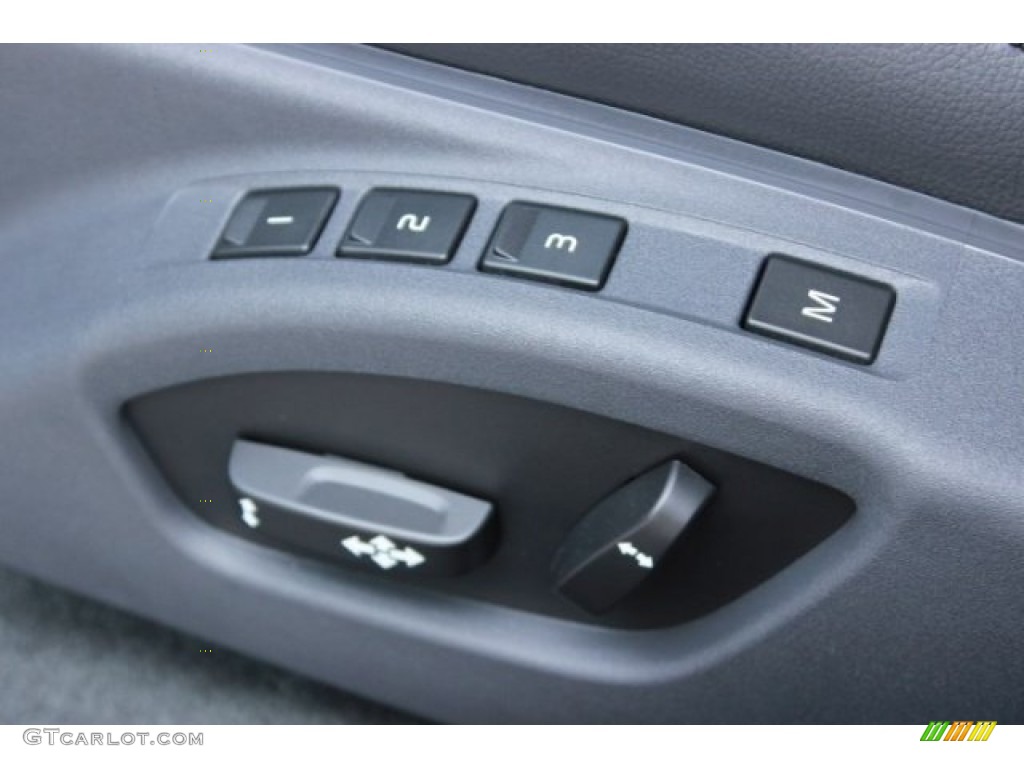 2016 Volvo XC60 T5 Drive-E Controls Photo #106669826