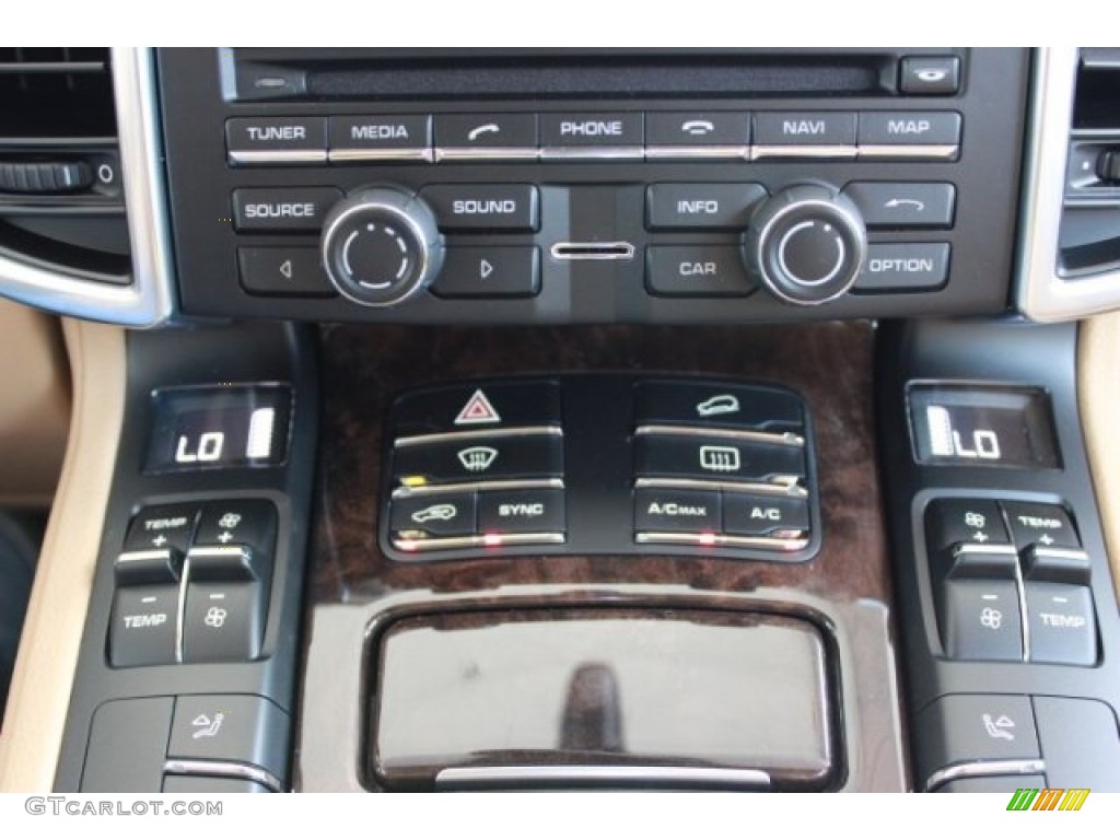 2016 Porsche Cayenne Standard Cayenne Model Controls Photo #106673563