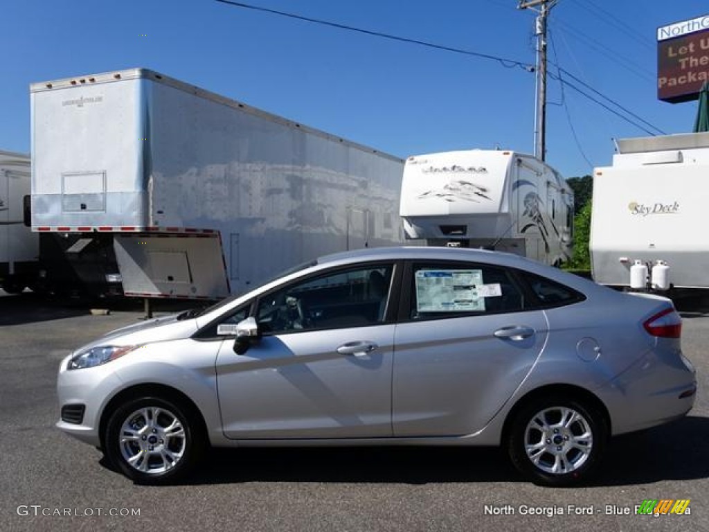 2016 Fiesta SE Sedan - Ingot Silver Metallic / Medium Light Stone photo #2