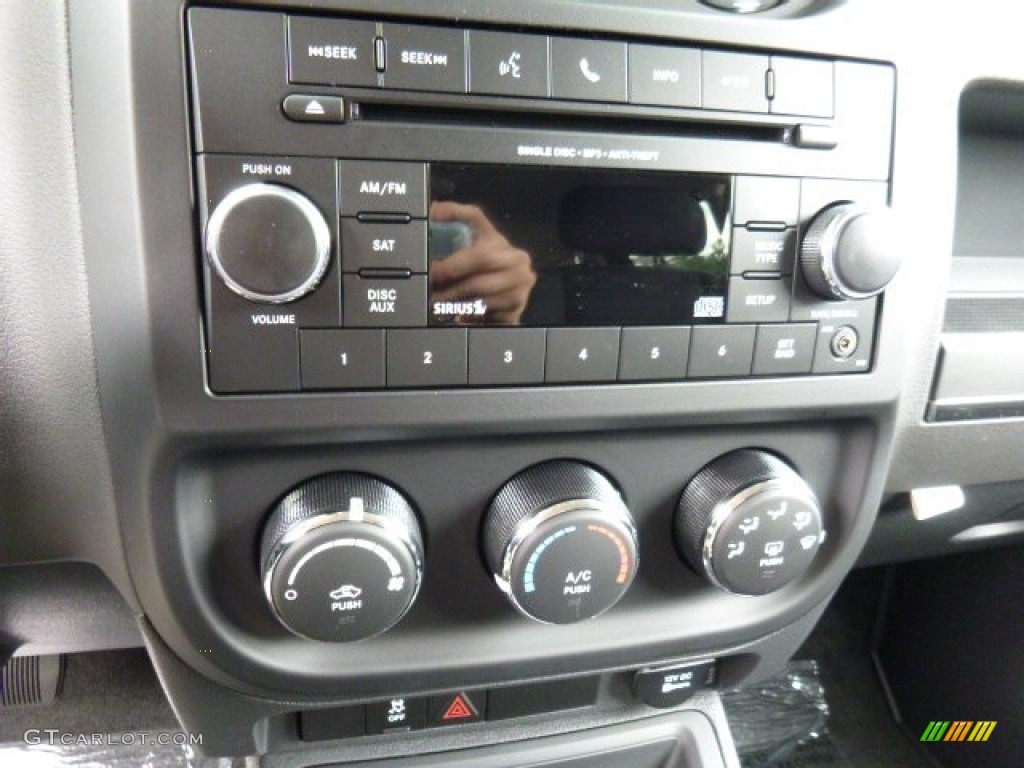 2016 Jeep Patriot Sport 4x4 Controls Photo #106699648