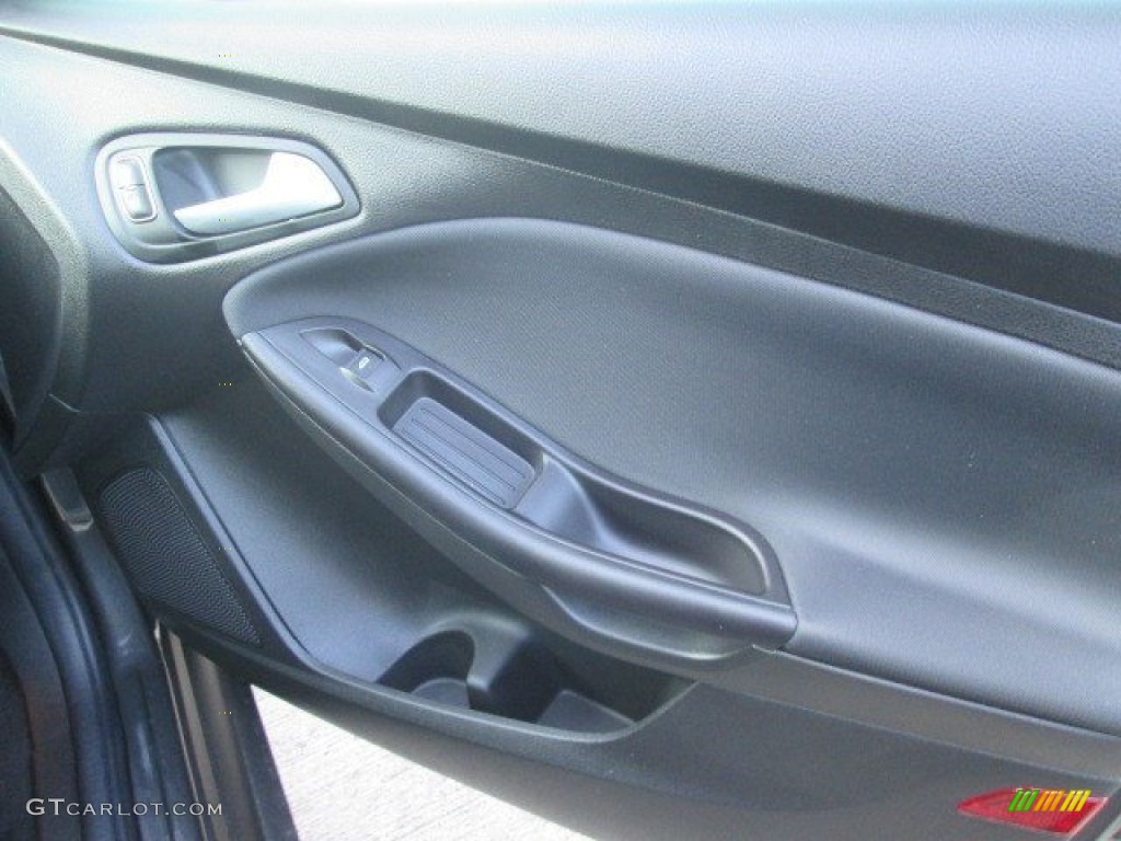 2015 Focus SE Sedan - Magnetic Metallic / Charcoal Black photo #20
