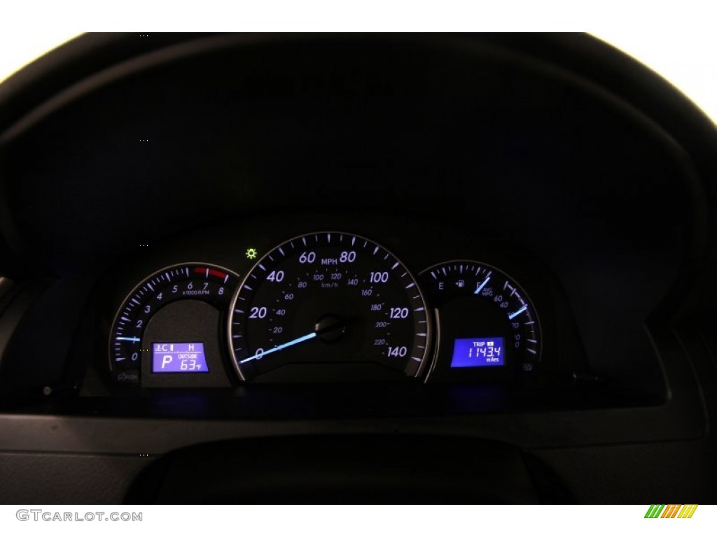 2014 Toyota Camry SE Gauges Photos