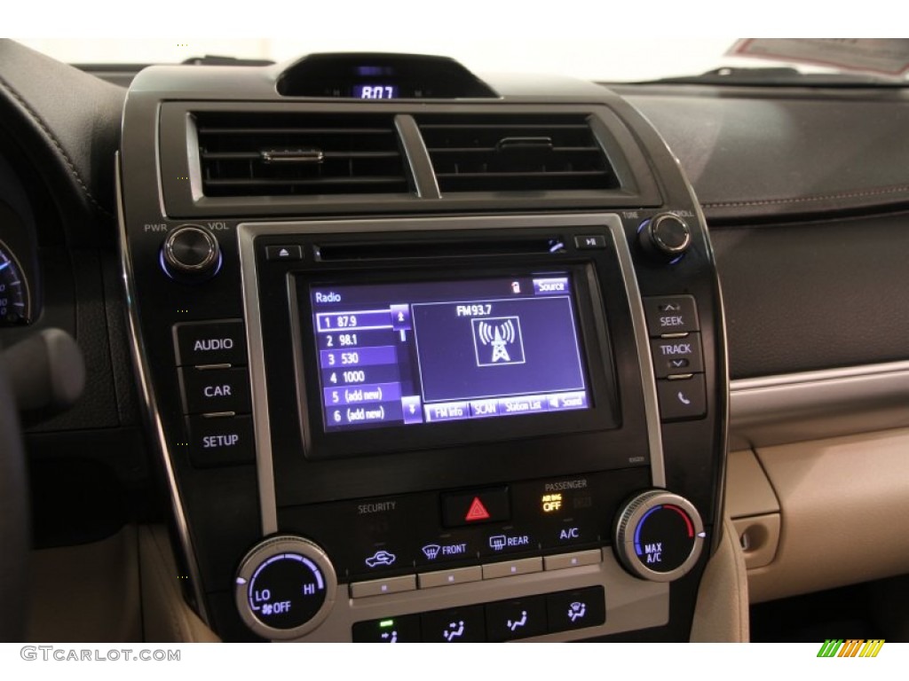2014 Toyota Camry SE Controls Photos
