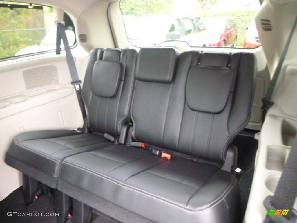 2016 Chrysler Town & Country Touring-L Rear Seat Photo #106775015