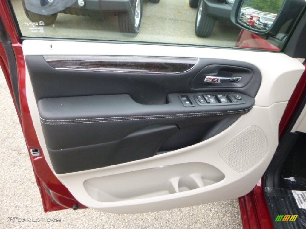 2016 Chrysler Town & Country Touring-L Black/Light Graystone Door Panel Photo #106775189