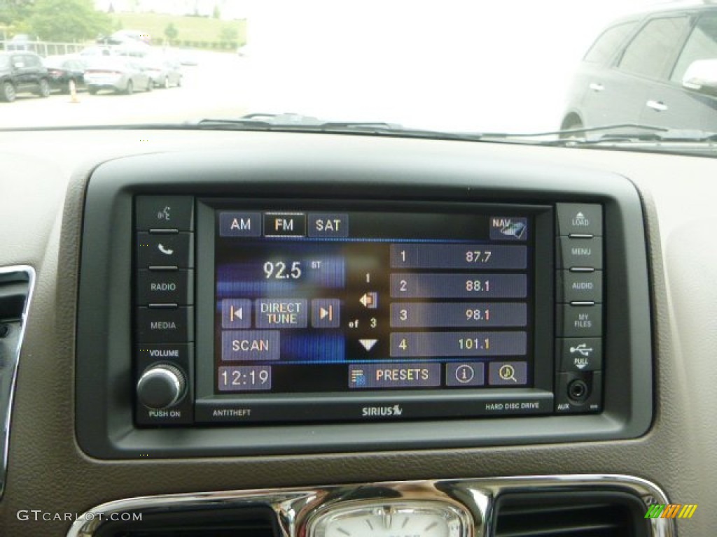 2016 Chrysler Town & Country Touring-L Controls Photo #106776122