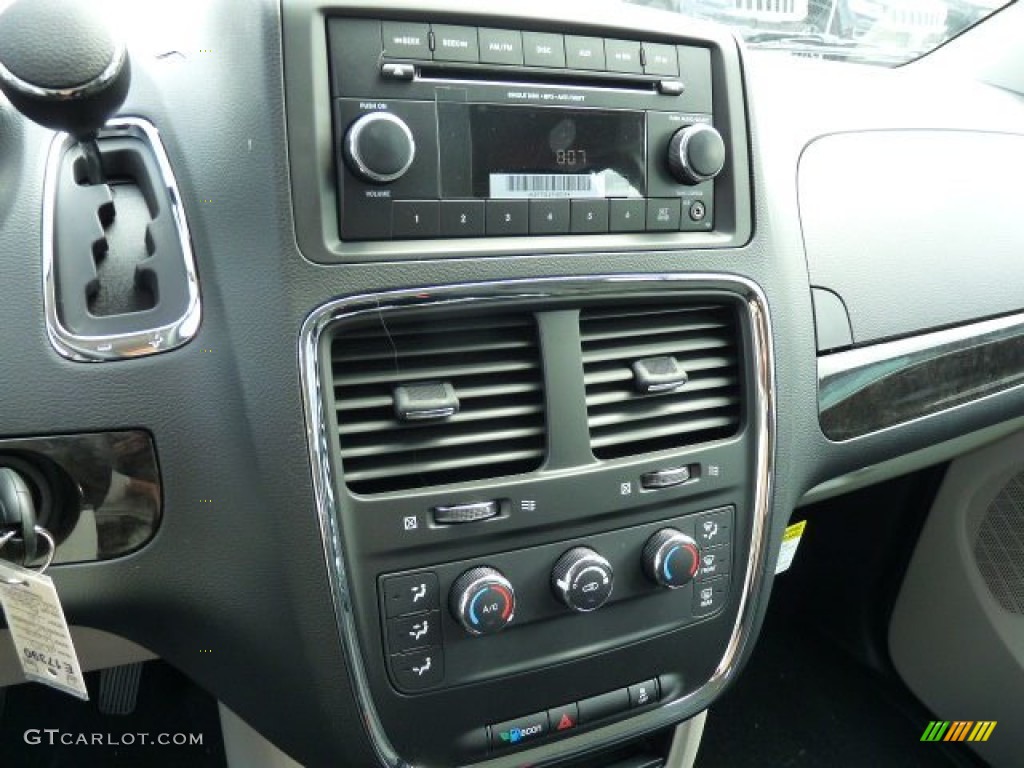 2016 Dodge Grand Caravan SE Controls Photo #106798347