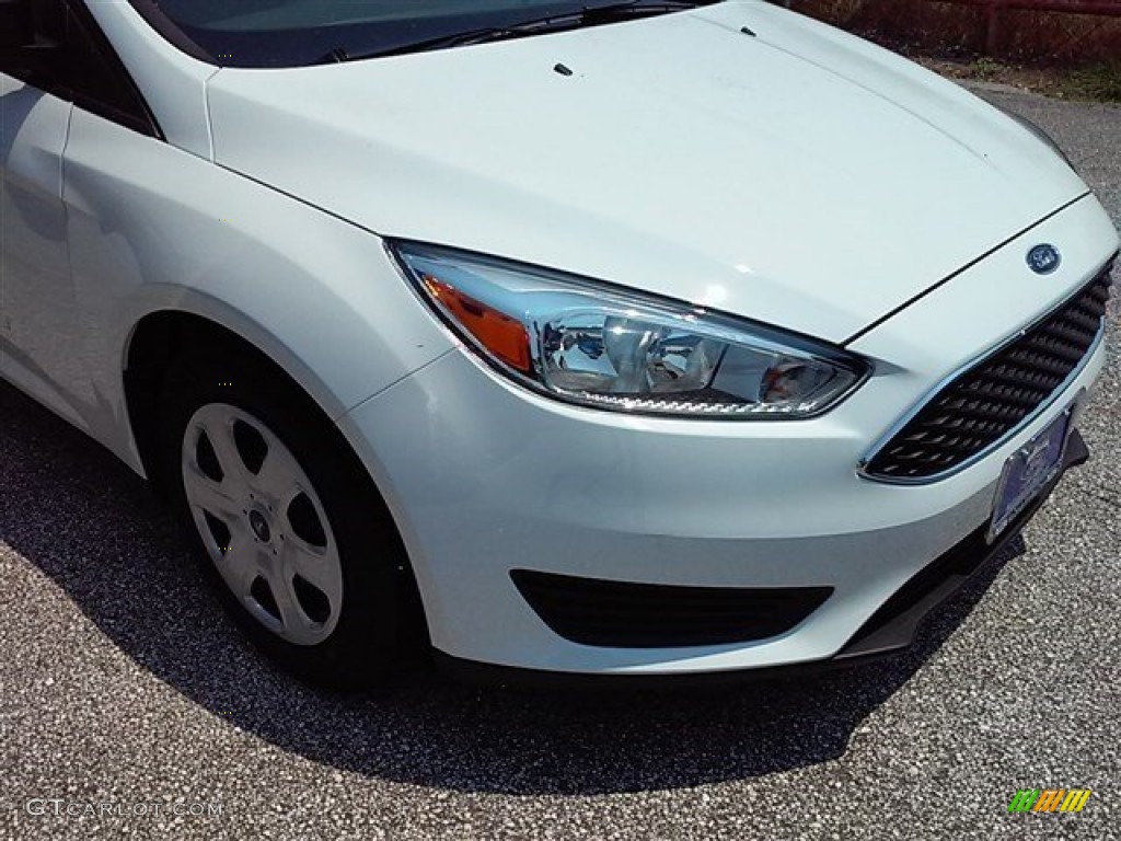 2015 Focus S Sedan - Oxford White / Charcoal Black photo #2