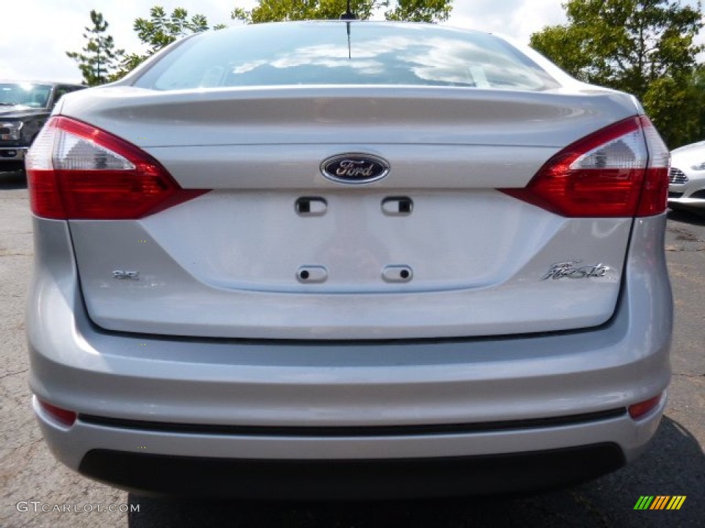 2016 Fiesta SE Sedan - Ingot Silver Metallic / Charcoal Black photo #3