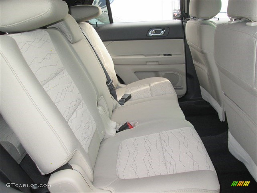 2015 Explorer FWD - Oxford White / Medium Light Stone photo #16