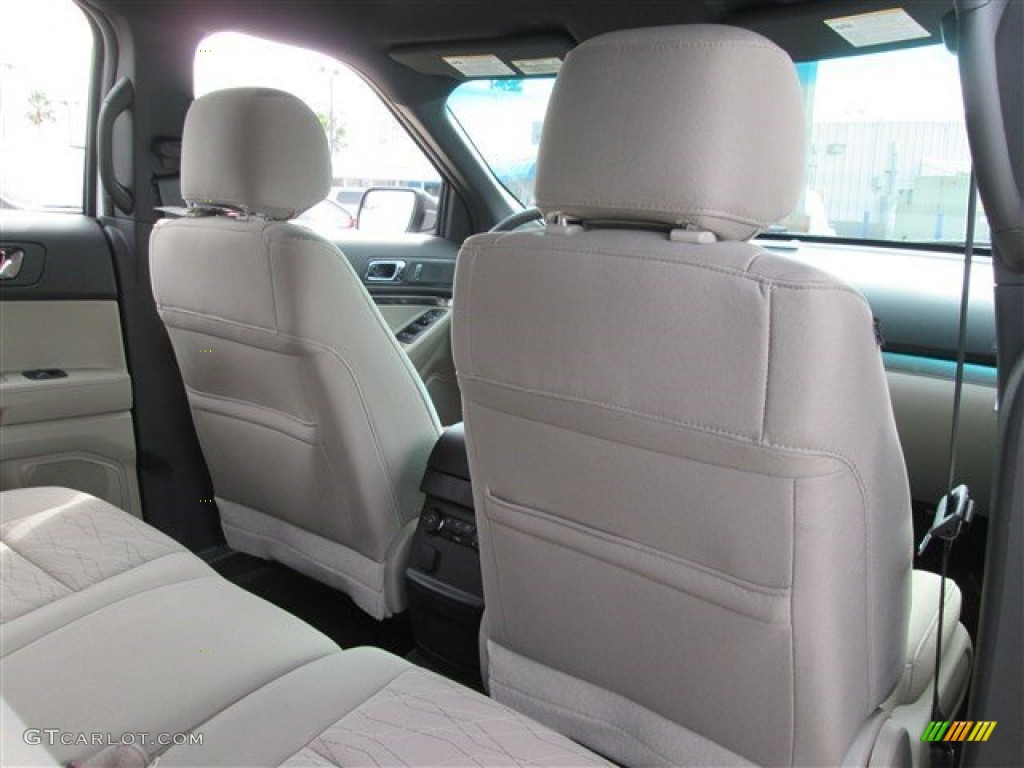2015 Explorer FWD - Oxford White / Medium Light Stone photo #17