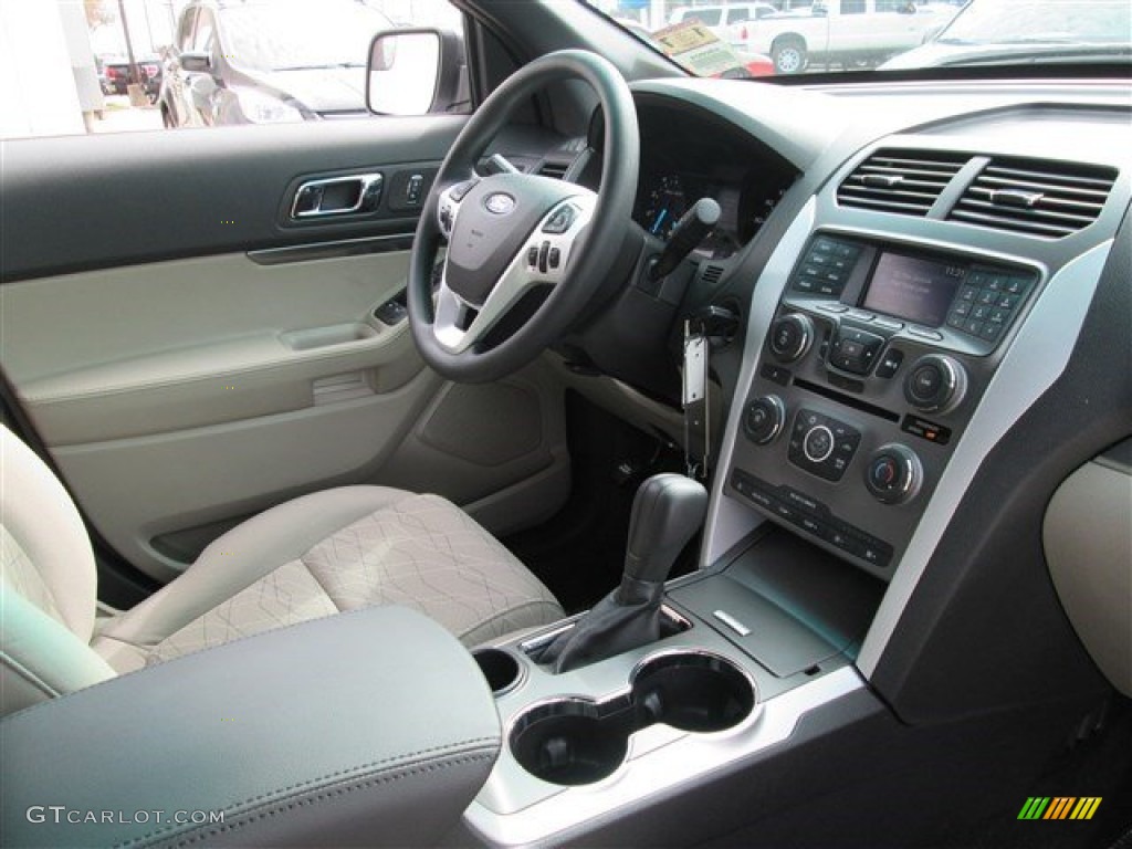 2015 Explorer FWD - Oxford White / Medium Light Stone photo #20