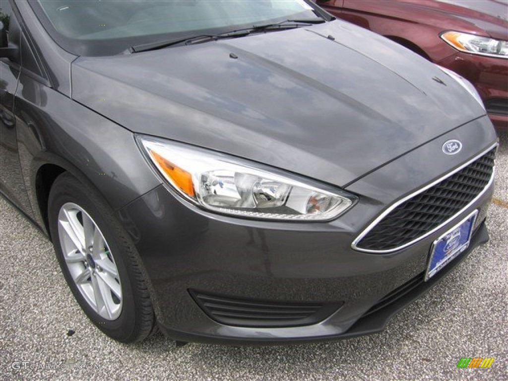 2015 Focus SE Sedan - Magnetic Metallic / Charcoal Black photo #2