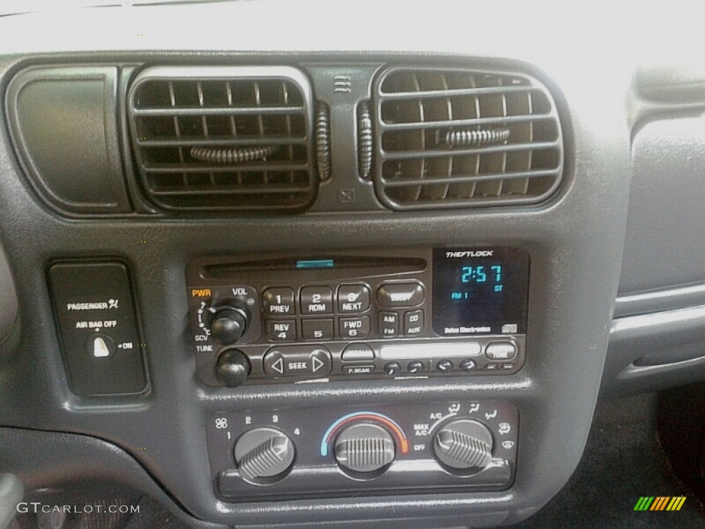 2001 S10 LS Regular Cab - Light Pewter Metallic / Medium Gray photo #16