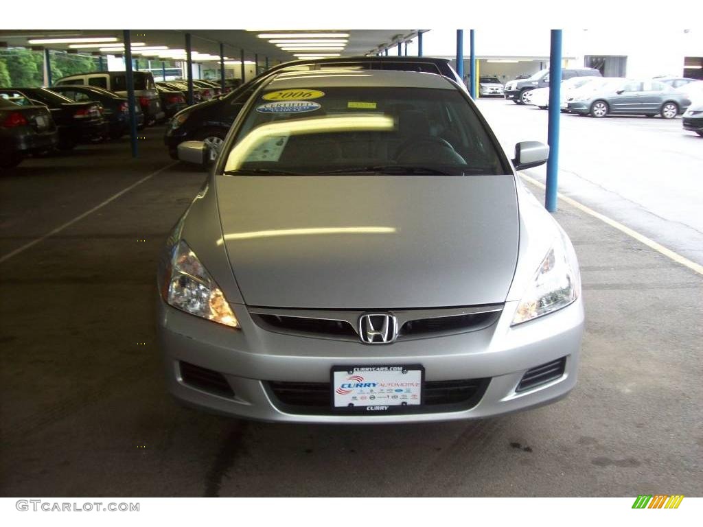 2006 Accord SE Sedan - Alabaster Silver Metallic / Gray photo #3