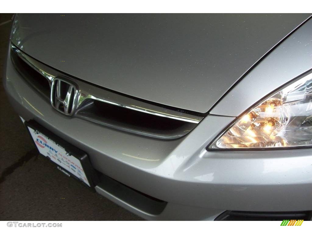 2006 Accord SE Sedan - Alabaster Silver Metallic / Gray photo #17