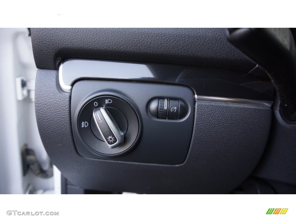 2013 GTI 2 Door - Candy White / Interlagos Plaid Cloth photo #24