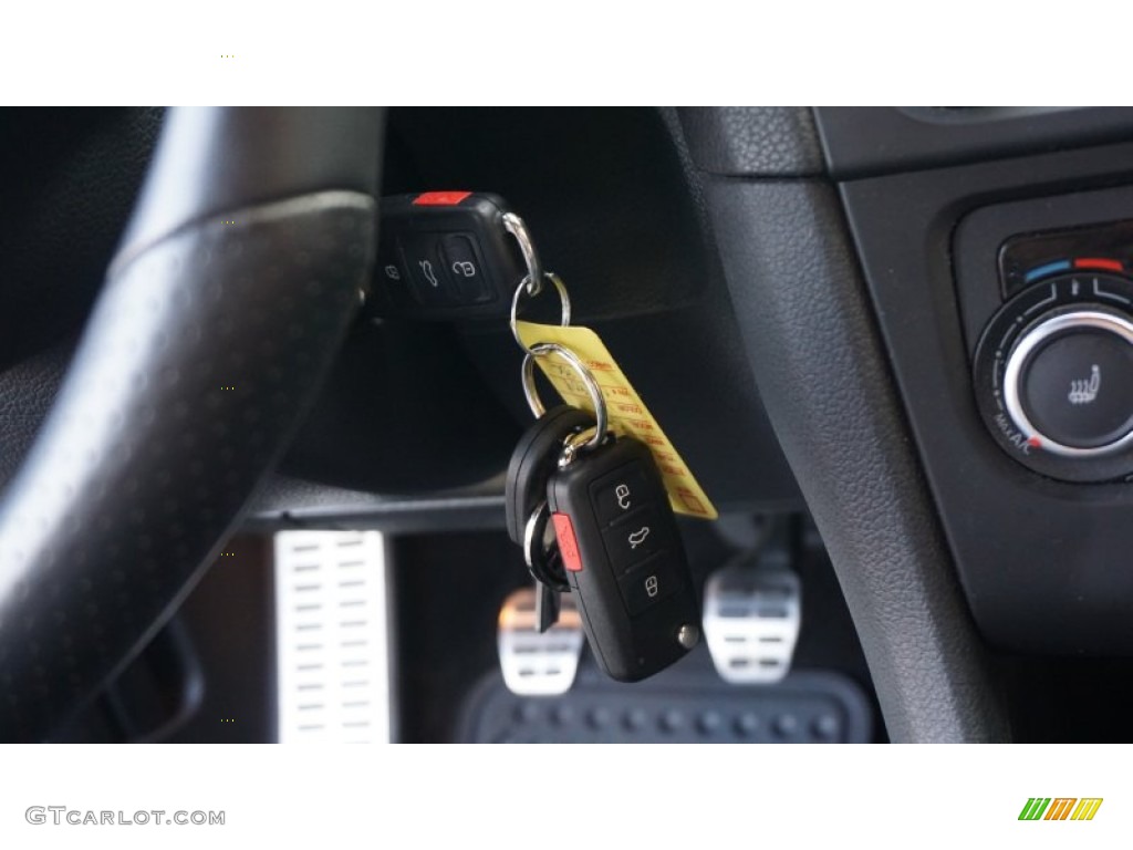 2013 GTI 2 Door - Candy White / Interlagos Plaid Cloth photo #27