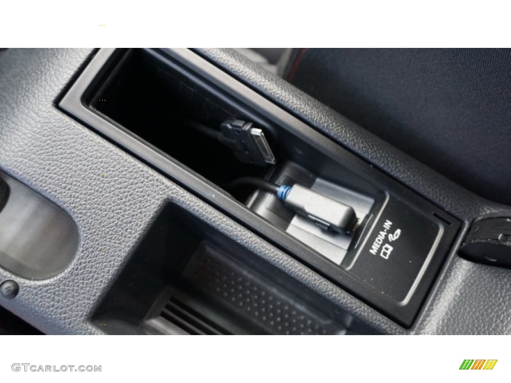 2013 GTI 2 Door - Candy White / Interlagos Plaid Cloth photo #33