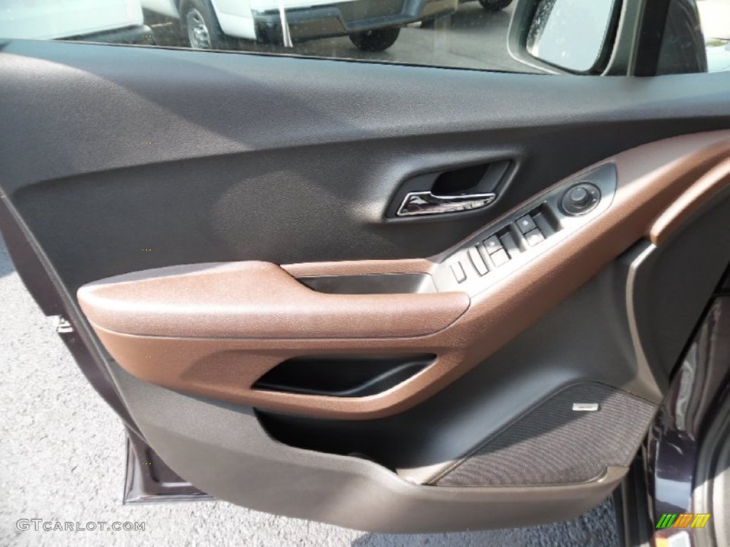 2016 Chevrolet Trax LTZ AWD Jet Black/Brownstone Door Panel Photo #106923480