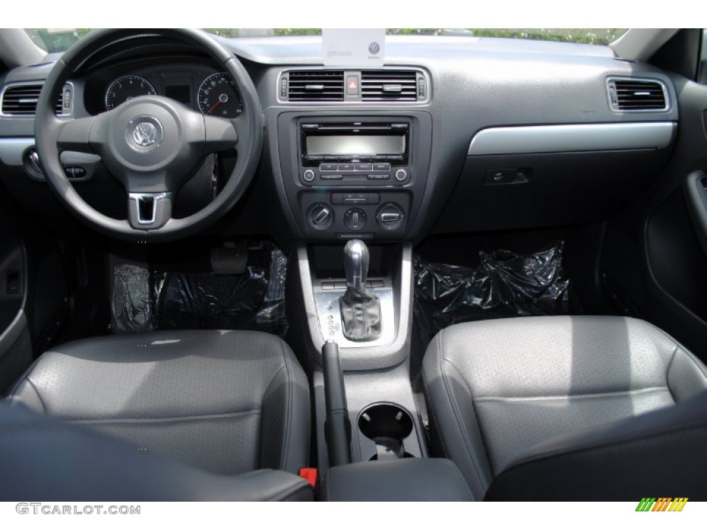 Titan Black Interior 2013 Volkswagen Jetta SE Sedan Photo #106935546