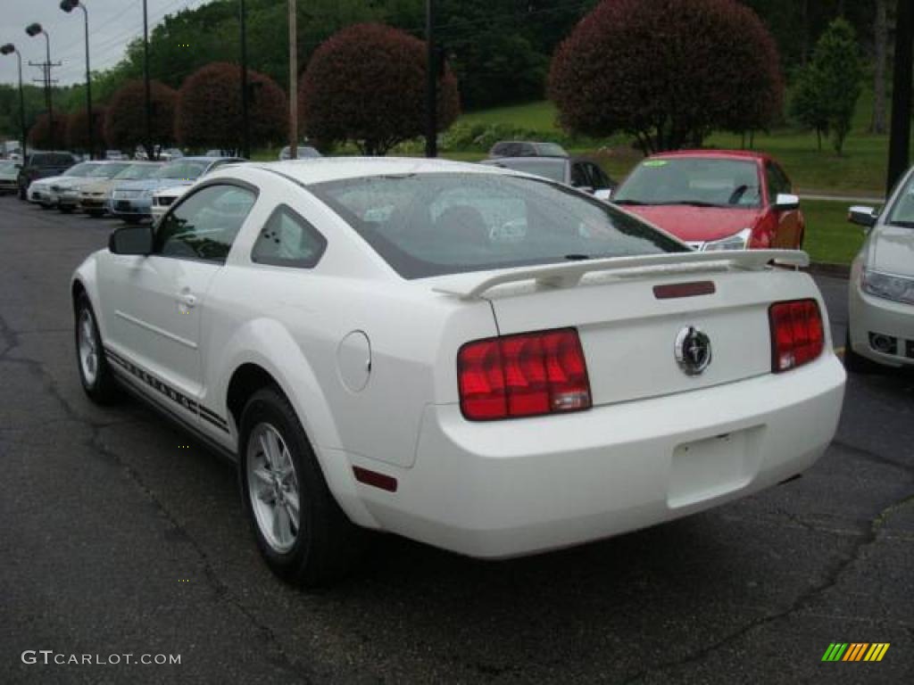 2006 Mustang V6 Deluxe Coupe - Performance White / Light Graphite photo #2