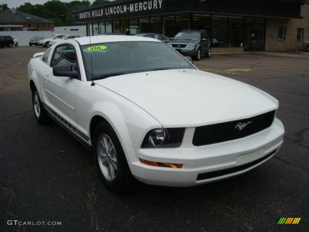 2006 Mustang V6 Deluxe Coupe - Performance White / Light Graphite photo #5