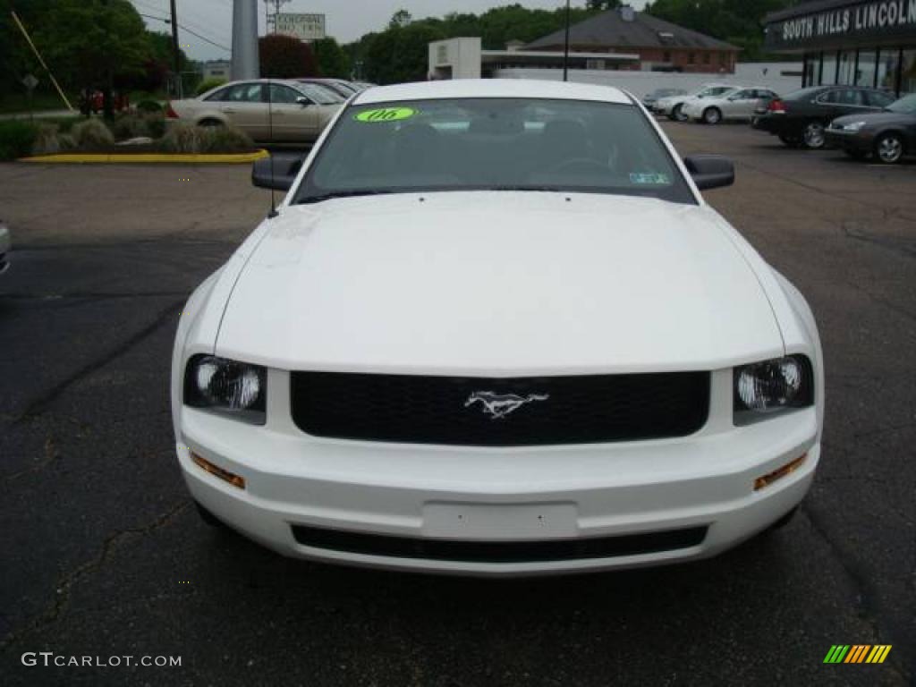 2006 Mustang V6 Deluxe Coupe - Performance White / Light Graphite photo #6