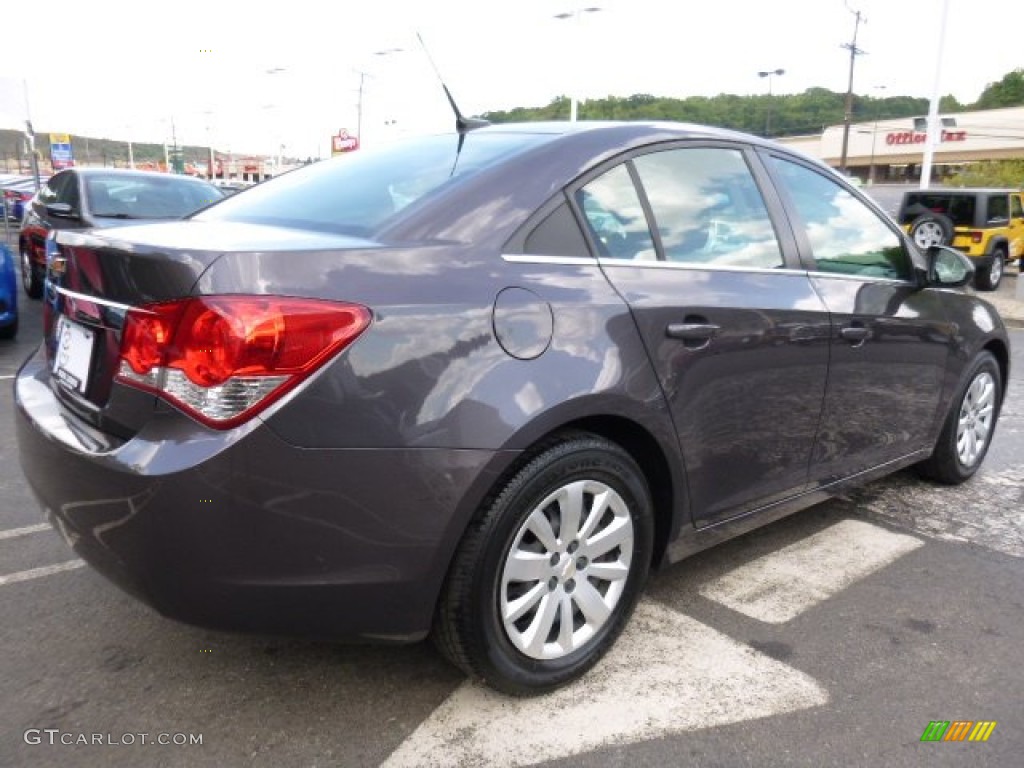 2011 Cruze LS - Taupe Gray Metallic / Jet Black/Medium Titanium photo #5