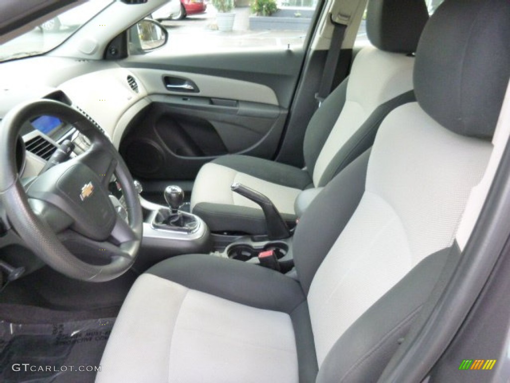 2011 Cruze LS - Taupe Gray Metallic / Jet Black/Medium Titanium photo #10