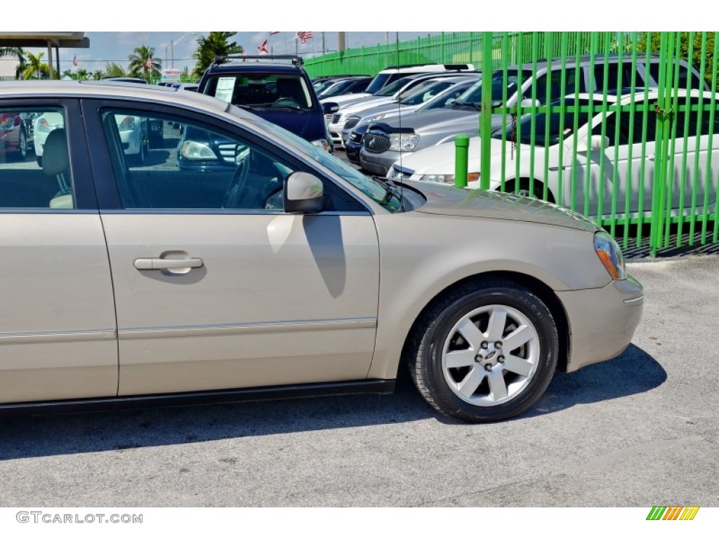 2005 Five Hundred SEL - Pueblo Gold Metallic / Shale Grey photo #31