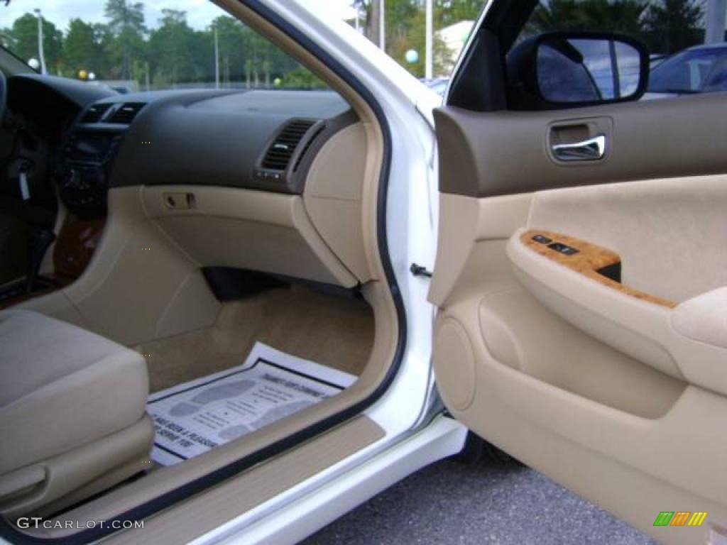 2004 Accord EX Sedan - Taffeta White / Ivory photo #20