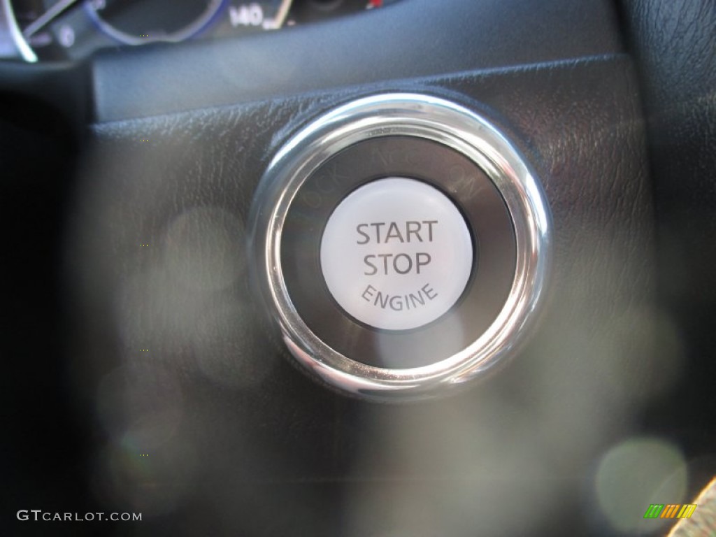 2015 Infiniti QX80 AWD Controls Photo #107079195