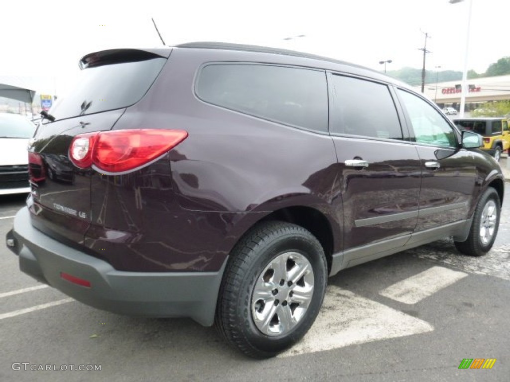 2010 Traverse LS - Dark Cherry Metallic / Dark Gray/Light Gray photo #6