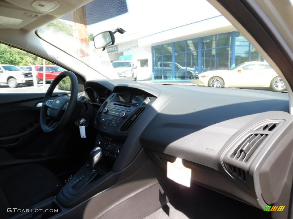 2015 Focus SE Sedan - Tectonic Metallic / Charcoal Black photo #2