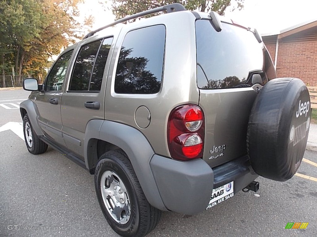 2005 Liberty Sport 4x4 - Light Khaki Metallic / Khaki photo #3