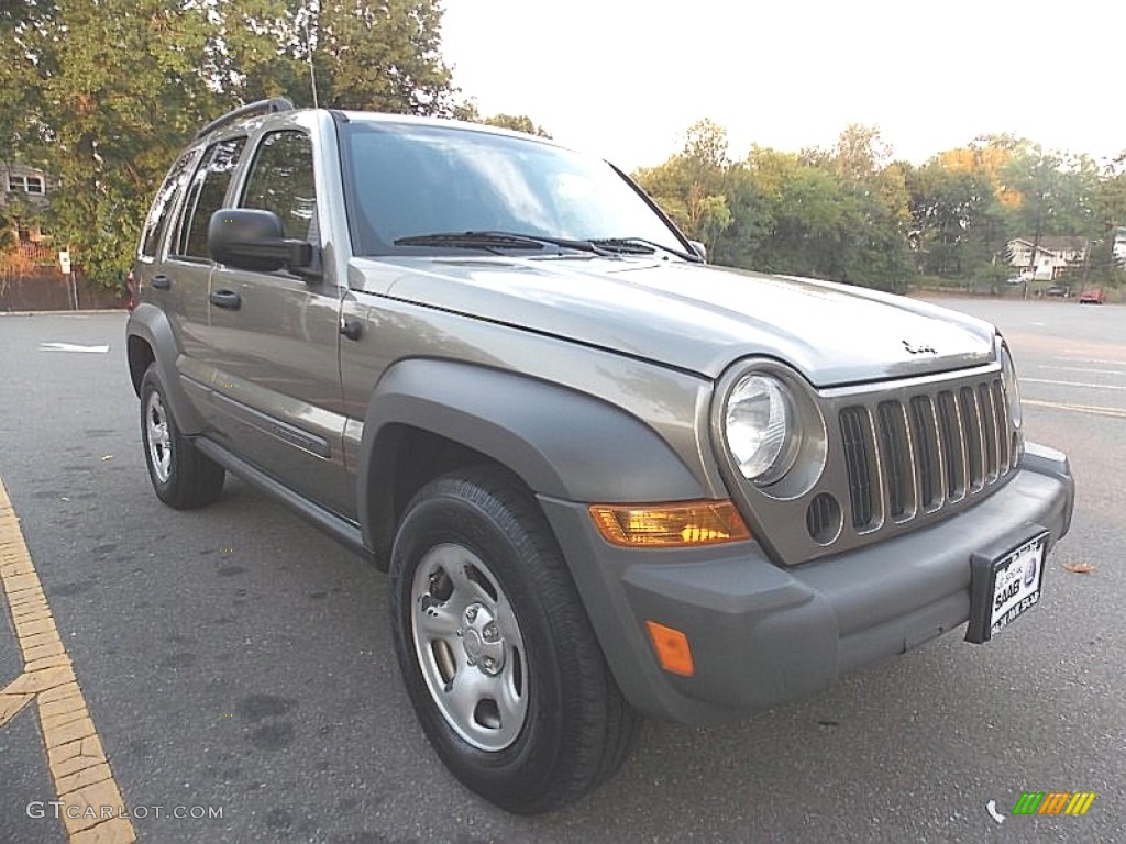 2005 Liberty Sport 4x4 - Light Khaki Metallic / Khaki photo #7