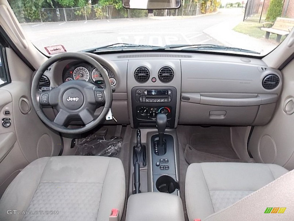 2005 Liberty Sport 4x4 - Light Khaki Metallic / Khaki photo #13