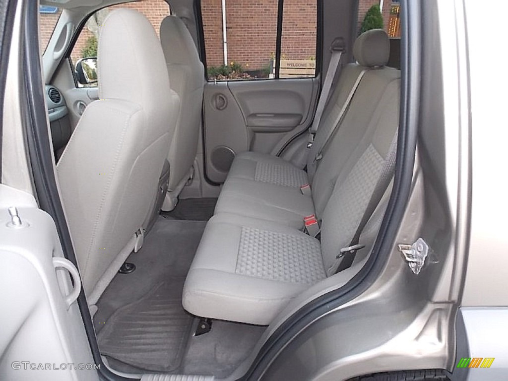 2005 Liberty Sport 4x4 - Light Khaki Metallic / Khaki photo #17
